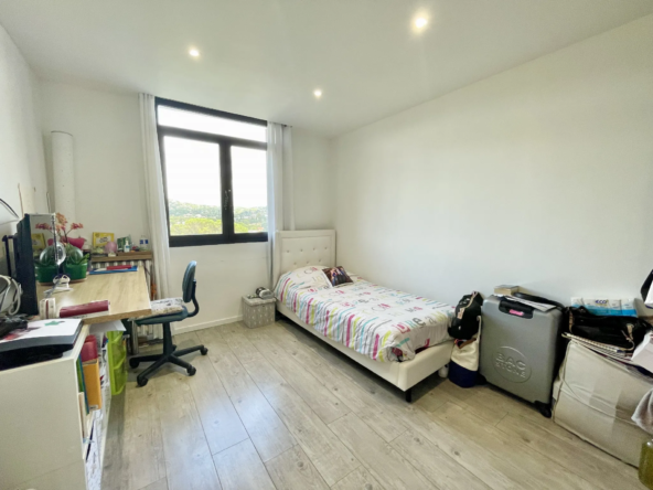 Calme et lumineux appartement 4 pièces au Cannet avec vue dégagée 