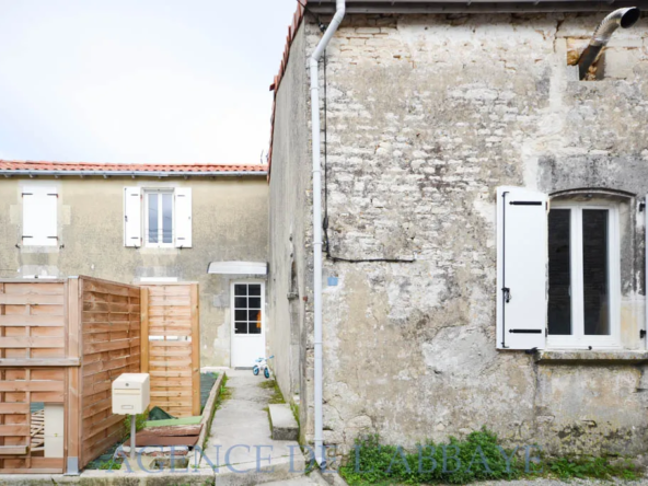 À vendre : Immeuble avec 2 appartements rénovés près de Saint Jean d'Angély 