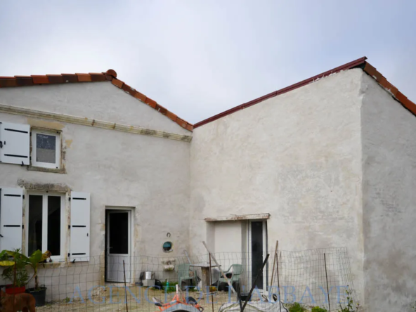 À vendre : Immeuble avec 2 appartements rénovés près de Saint Jean d'Angély 
