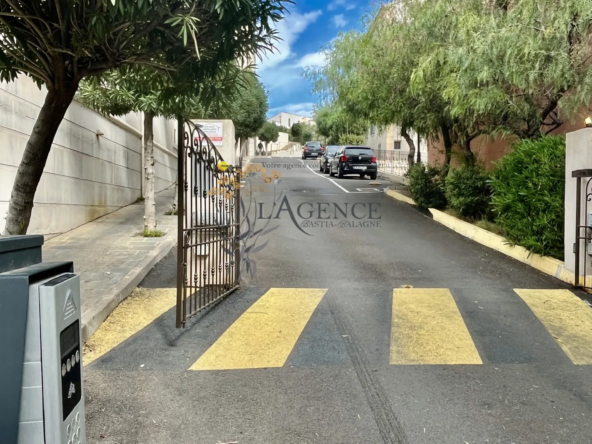 Appartement T2 avec Garage au Centre de L'Île-Rousse 
