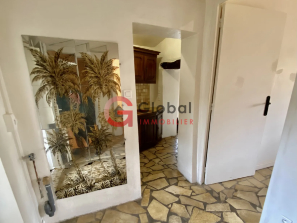 Immeuble de rapport de 225 m² à Creissan - 3 appartements et garage 
