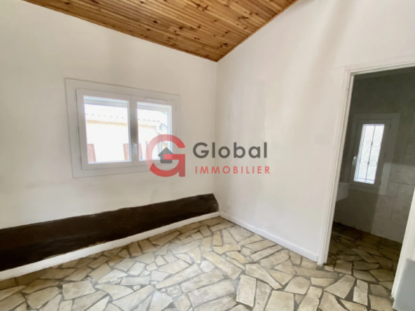 Immeuble de rapport de 225 m² à Creissan - 3 appartements et garage 