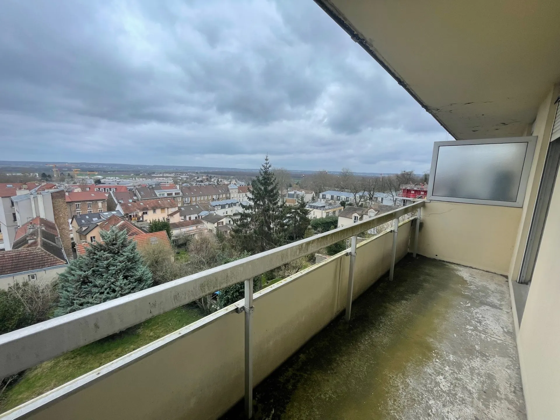 Vente d'un grand studio d'environ 25 m² à St Cyr l'Ecole avec terrasse 
