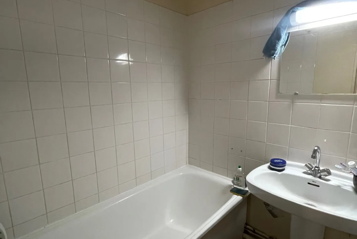 Vente d'un grand studio d'environ 25 m² à St Cyr l'Ecole avec terrasse 