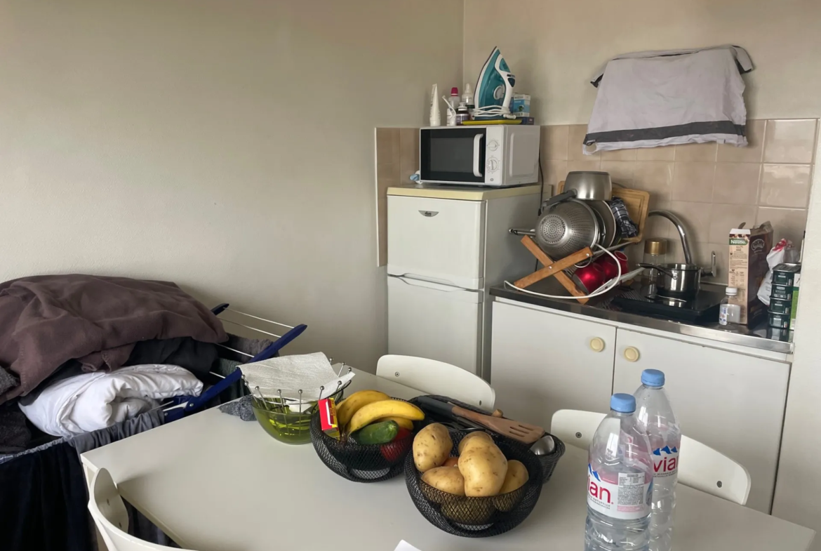 Vente d'un grand studio d'environ 25 m² à St Cyr l'Ecole avec terrasse 