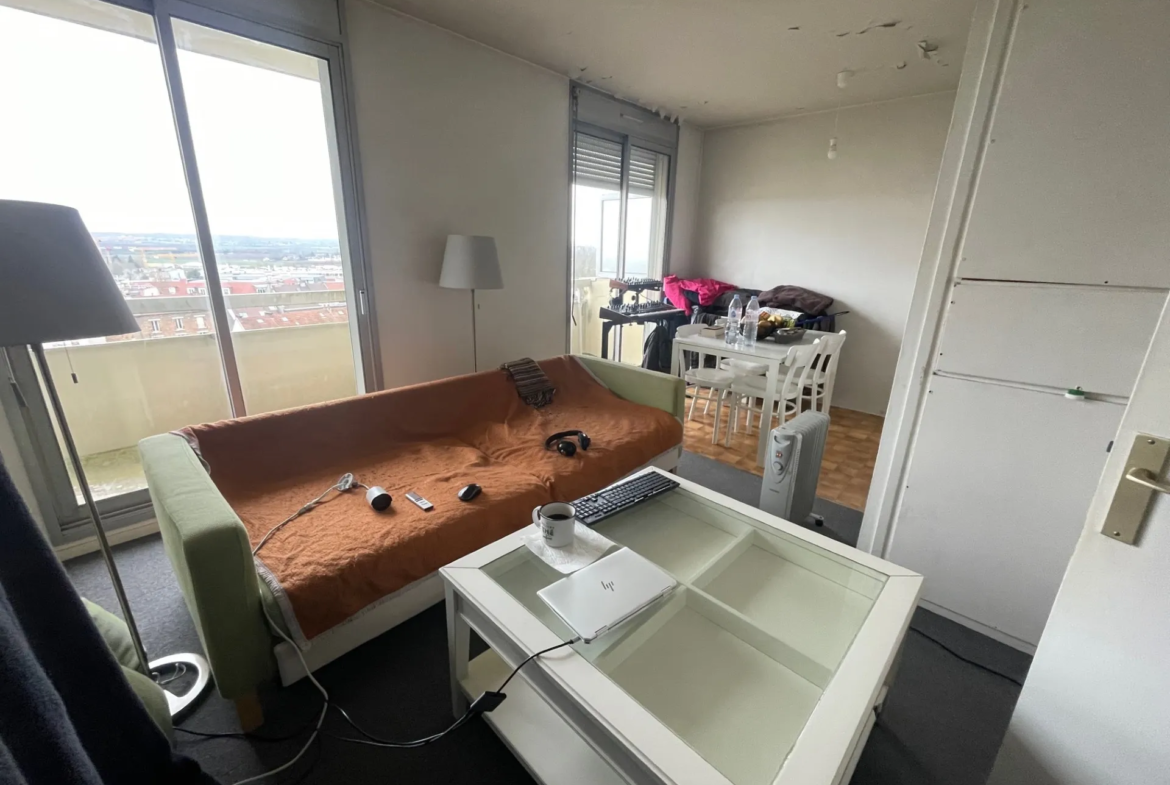 Vente d'un grand studio d'environ 25 m² à St Cyr l'Ecole avec terrasse 
