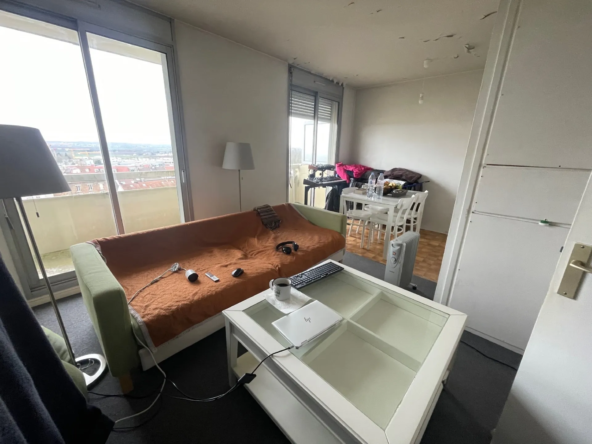 Vente d'un grand studio d'environ 25 m² à St Cyr l'Ecole avec terrasse