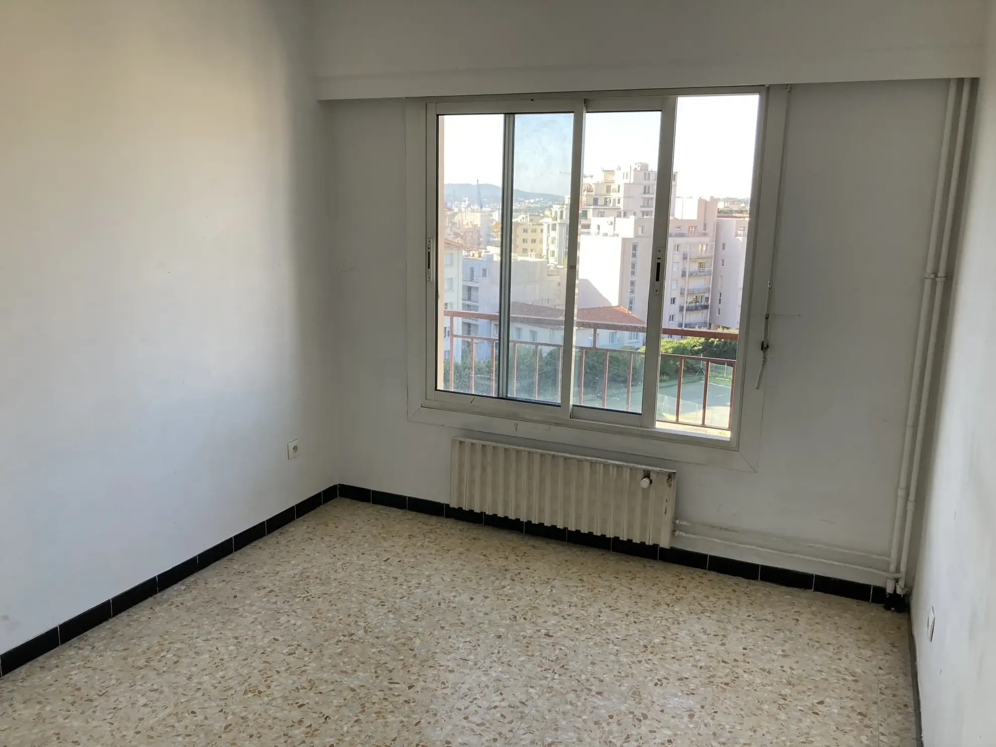 Appartement F4 avec aperçu mer à vendre à Toulon Saint-Roch 