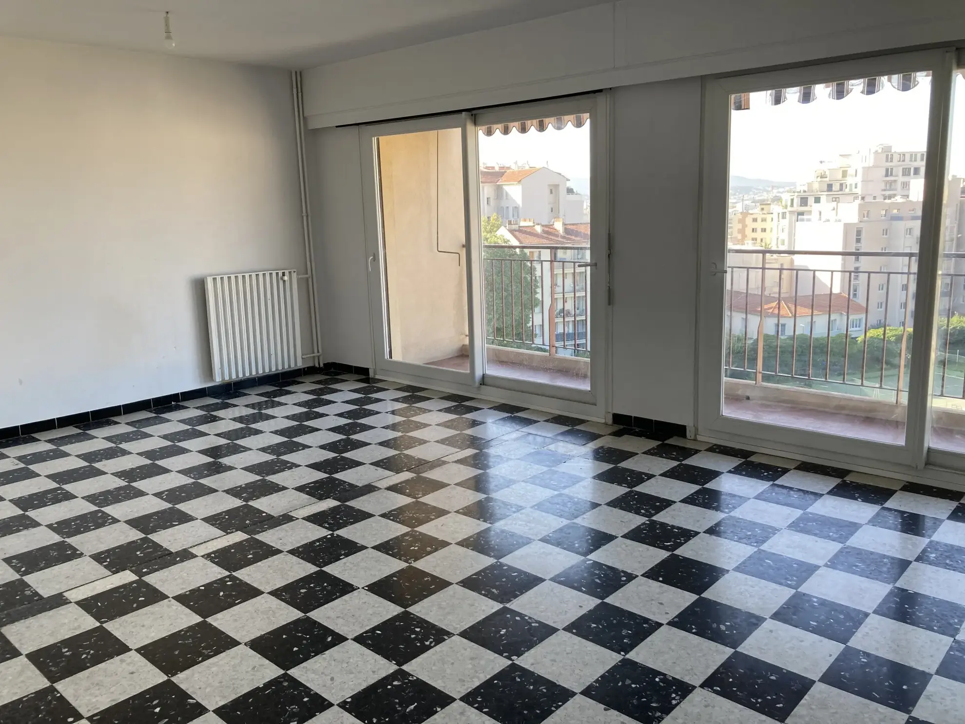 Appartement F4 avec aperçu mer à vendre à Toulon Saint-Roch 