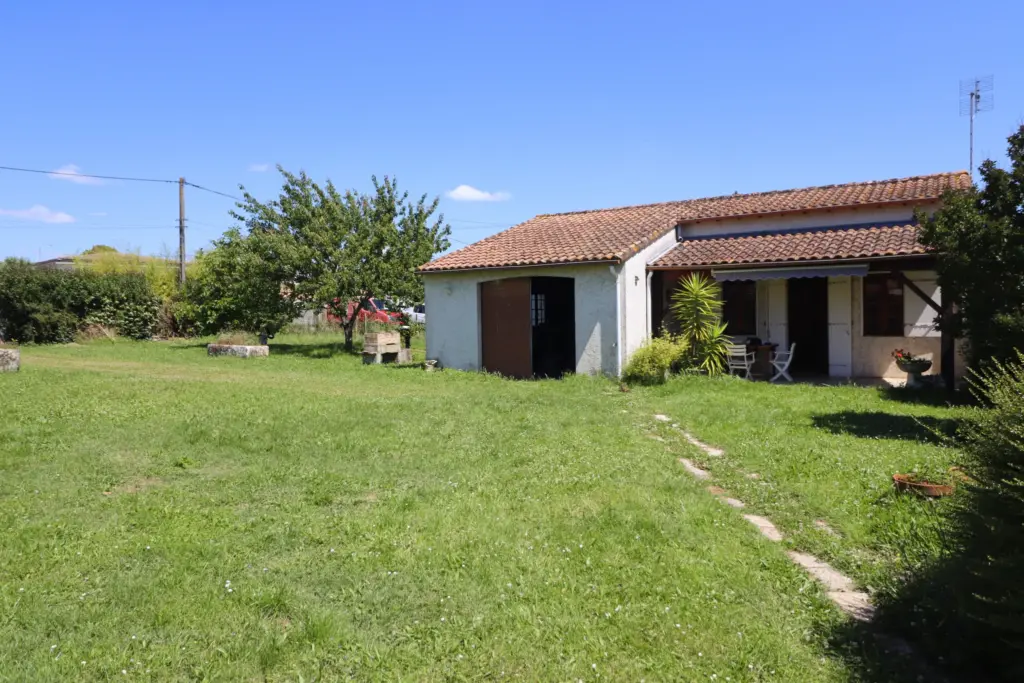 Maison à vendre à Meschers sur Gironde avec jardin de 900 m²