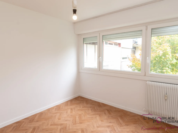 PONTARLIER - APPARTEMENT T3 PROCHE CENTRE VILLE AVEC BALCON ET GARAGE 