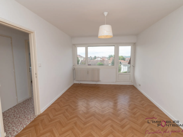 PONTARLIER - APPARTEMENT T3 PROCHE CENTRE VILLE AVEC BALCON ET GARAGE 