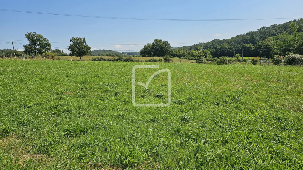 Terrain constructible de 1200 m2 à Mansac