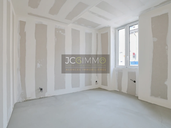 À vendre : Appartement T3 à rénover au centre de Solliès-Pont 