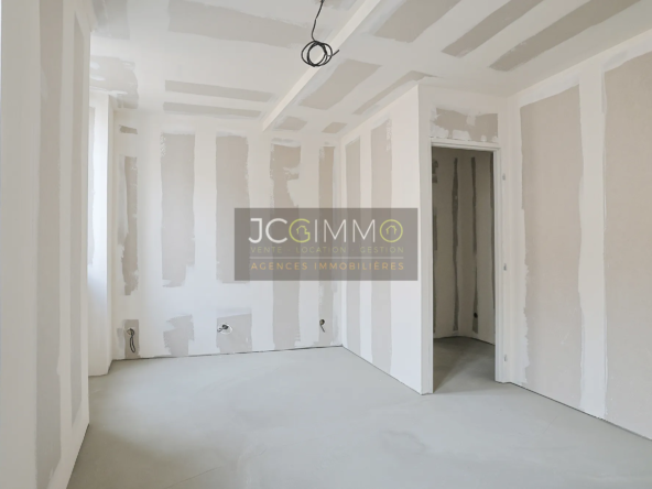 À vendre : Appartement T3 à rénover au centre de Solliès-Pont 