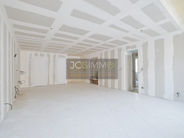 À vendre : Appartement T3 à rénover au centre de Solliès-Pont 