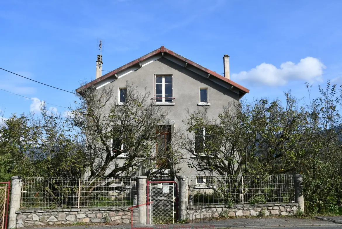 Maison à Arlanc - 87 m2 sur 5223 m2 de terrain, à rénover 