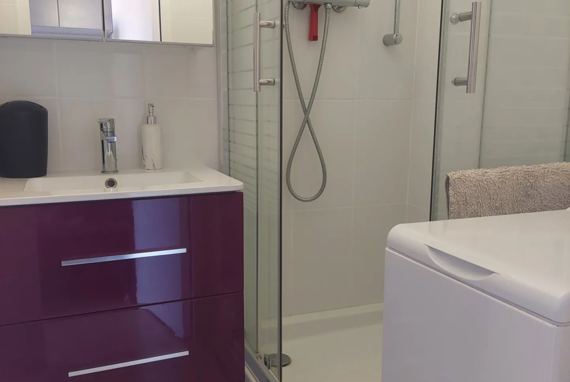 À vendre : Studio avec terrasse près de la plage à Bormes les Mimosas 