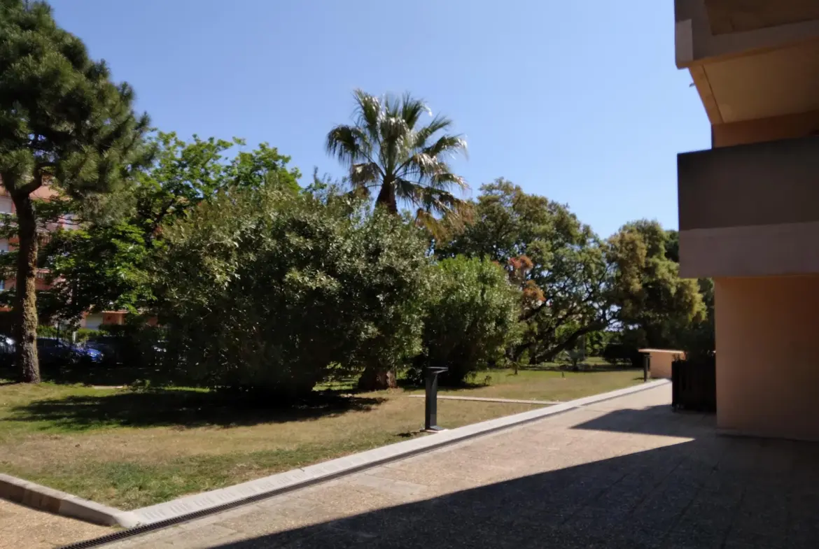À vendre : Studio avec terrasse près de la plage à Bormes les Mimosas 