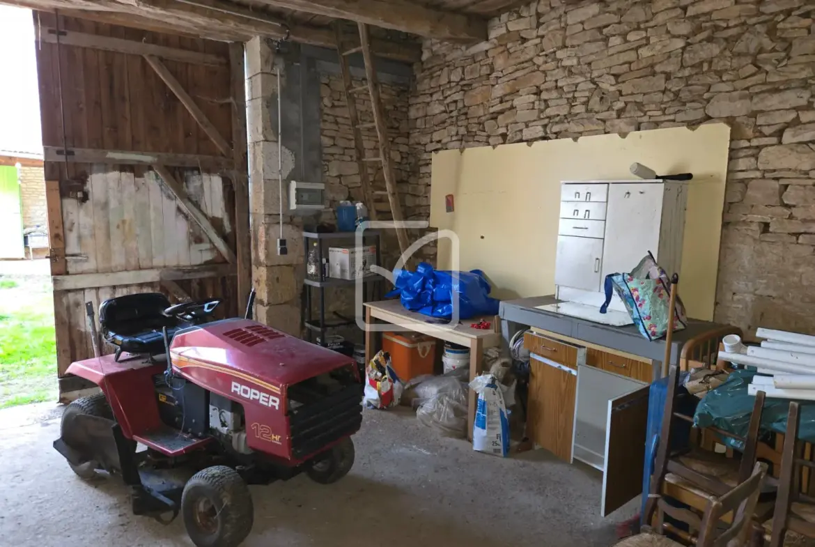 Ferme partiellement rénovée à Thenon - 140 m² avec dépendances 