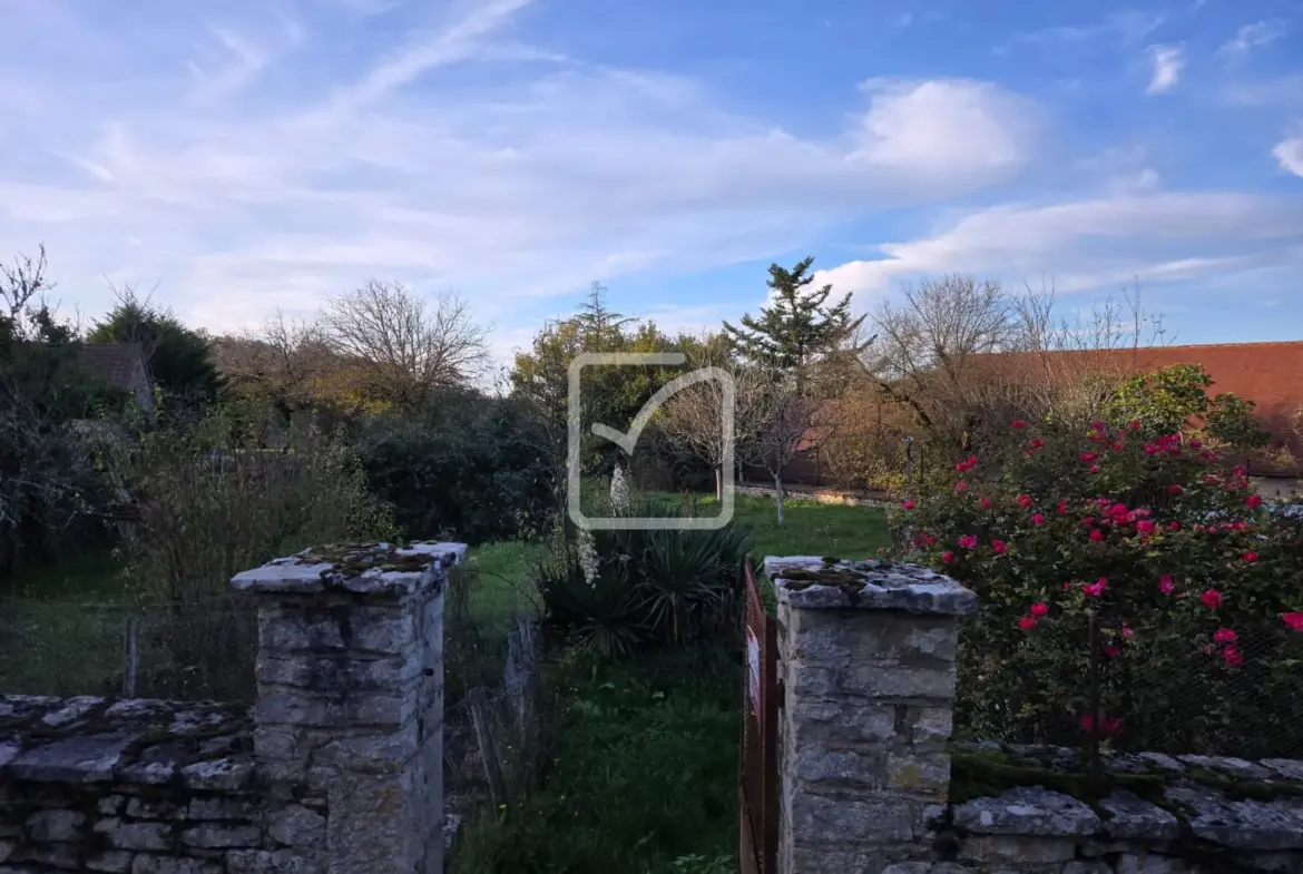 Ferme partiellement rénovée à Thenon - 140 m² avec dépendances 