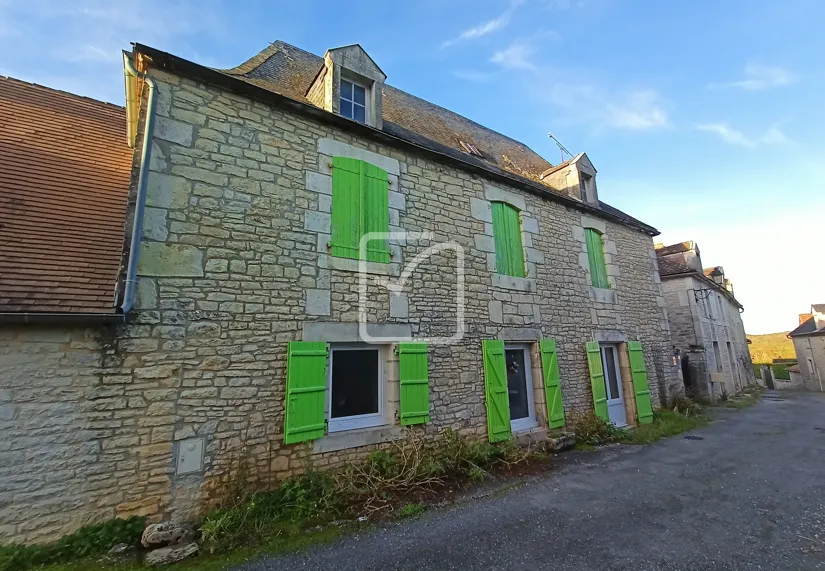 Ferme partiellement rénovée à Thenon - 140 m² avec dépendances 