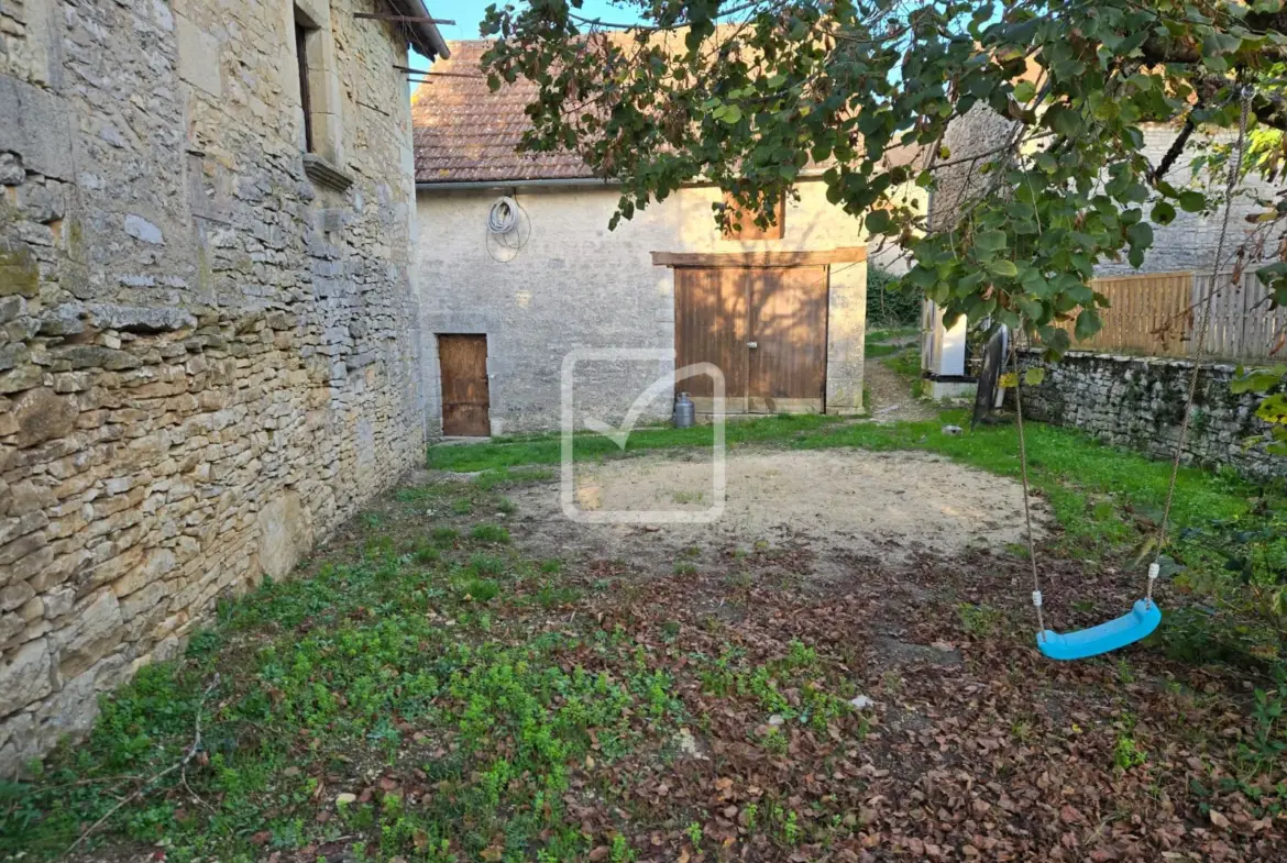 Ferme partiellement rénovée à Thenon - 140 m² avec dépendances 