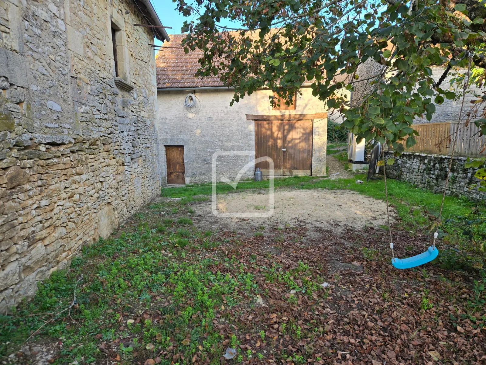Ferme partiellement rénovée à Thenon - 140 m² avec dépendances 
