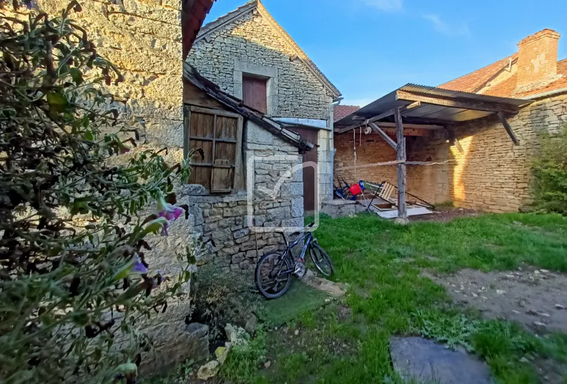 Ferme partiellement rénovée à Thenon - 140 m² avec dépendances 