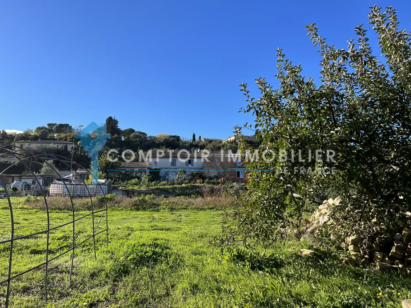 Terrain à bâtir de 1072 m2 entre Uzès et Nîmes 