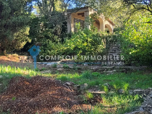 Authentique mazet à Nîmes à rénover sur 3 300 m² 