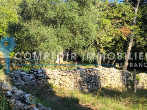 Authentique mazet à Nîmes à rénover sur 3 300 m² 