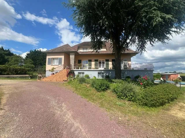 À vendre : Maison spacieuse de 150.11 m² avec piscine à Courgains 