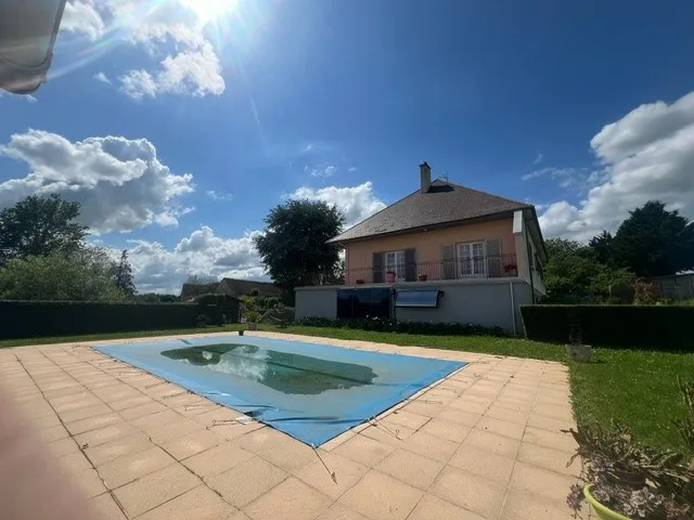 À vendre : Maison spacieuse de 150.11 m² avec piscine à Courgains 