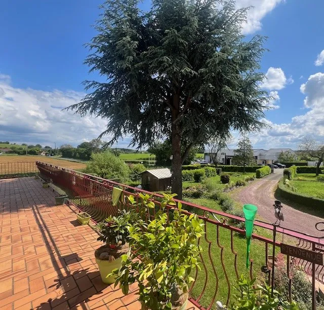 À vendre : Maison spacieuse de 150.11 m² avec piscine à Courgains 