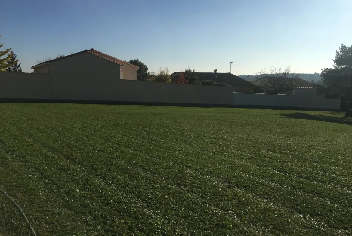 Terrain constructible de 650 m² à vendre à Ruelle Sur Touvre 