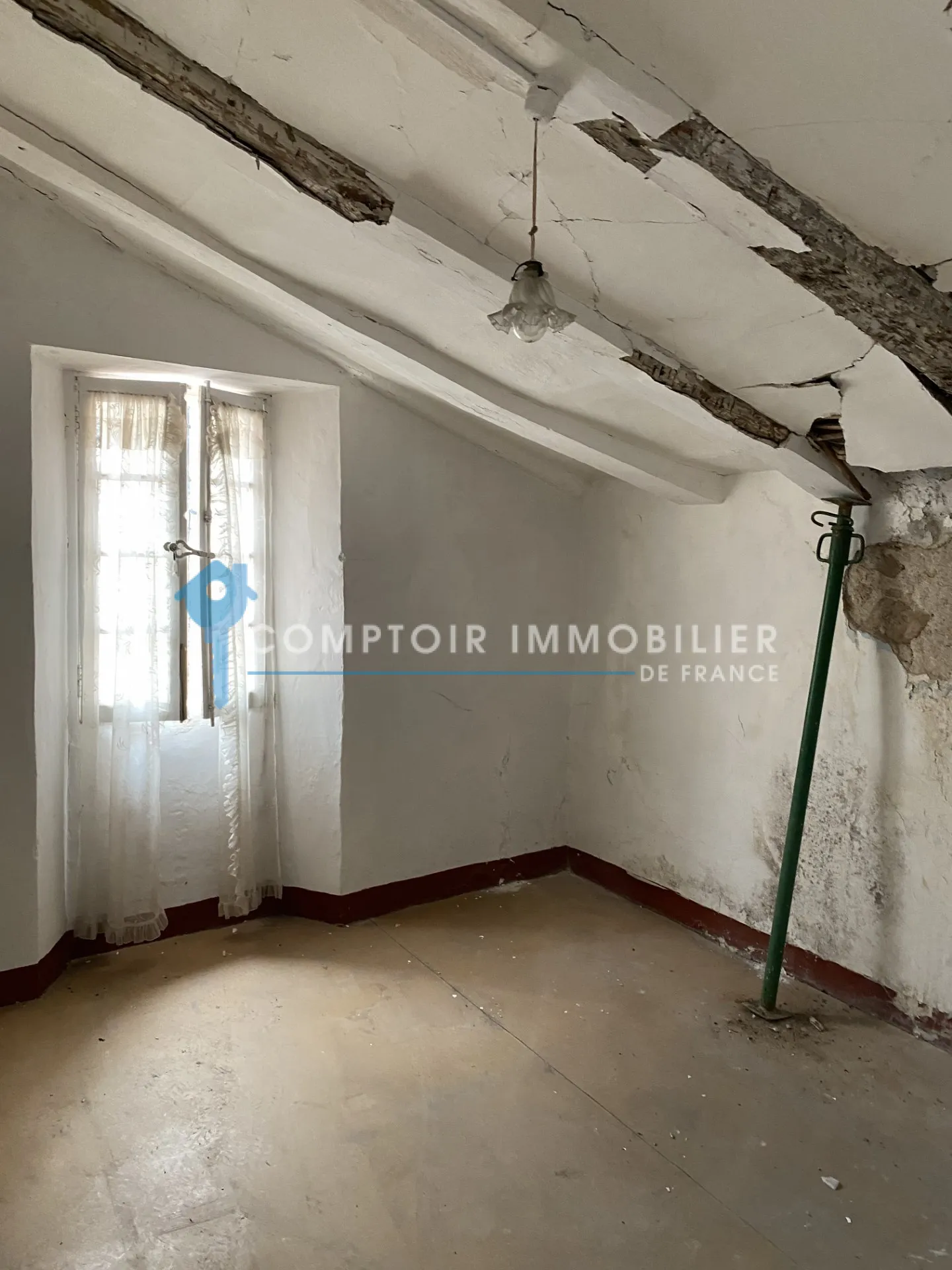 Maison de village à rénover avec 4 chambres à Saint-Laurent-De-Cerdans 