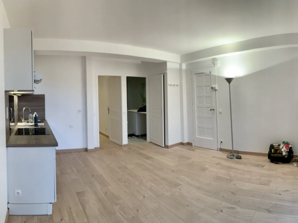 Appartement rénové avec terrasse au Bar-sur-Loup 