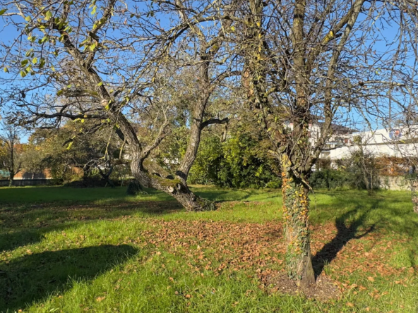 Terrain constructible à Ville-la-Grand de 472 m² à vendre 