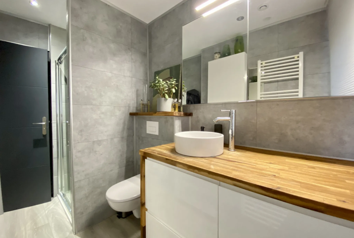 Maison bel-étage rénovée avec garage à Loos 