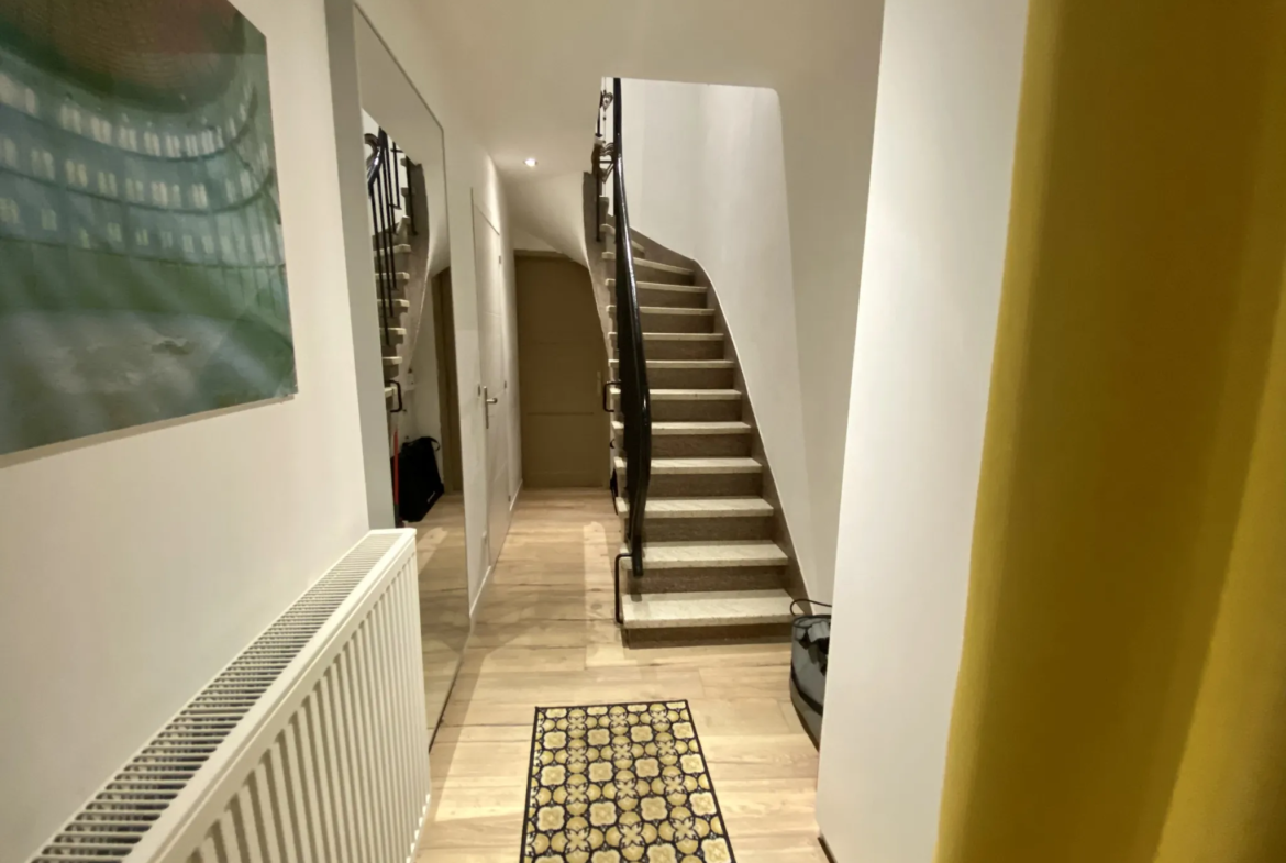Maison bel-étage rénovée avec garage à Loos 