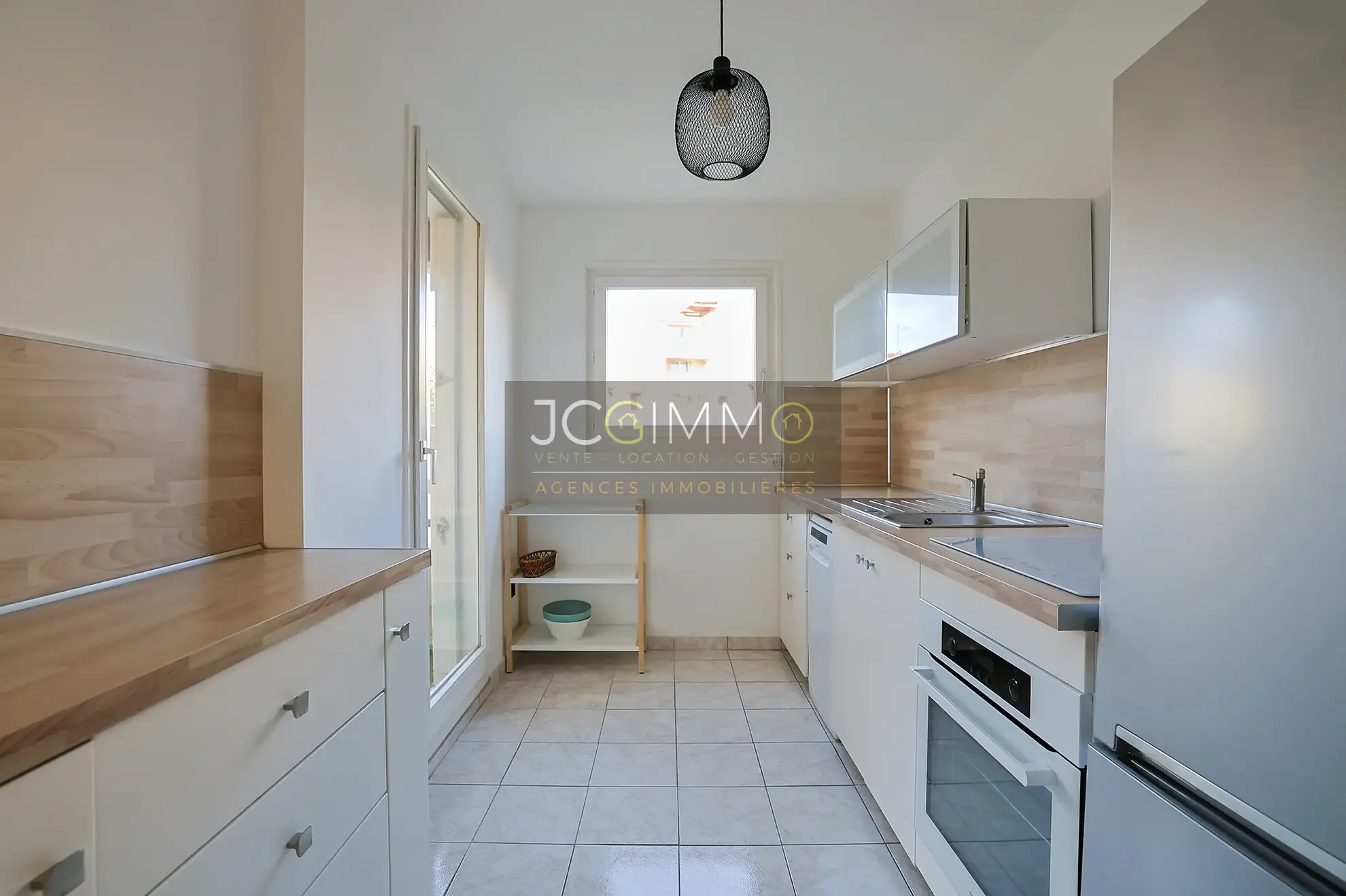 Appartement T2 Rénové à Hyères avec Parking Privatif 