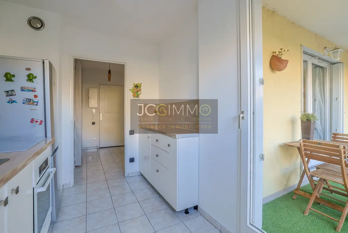 Appartement T2 Rénové à Hyères avec Parking Privatif 