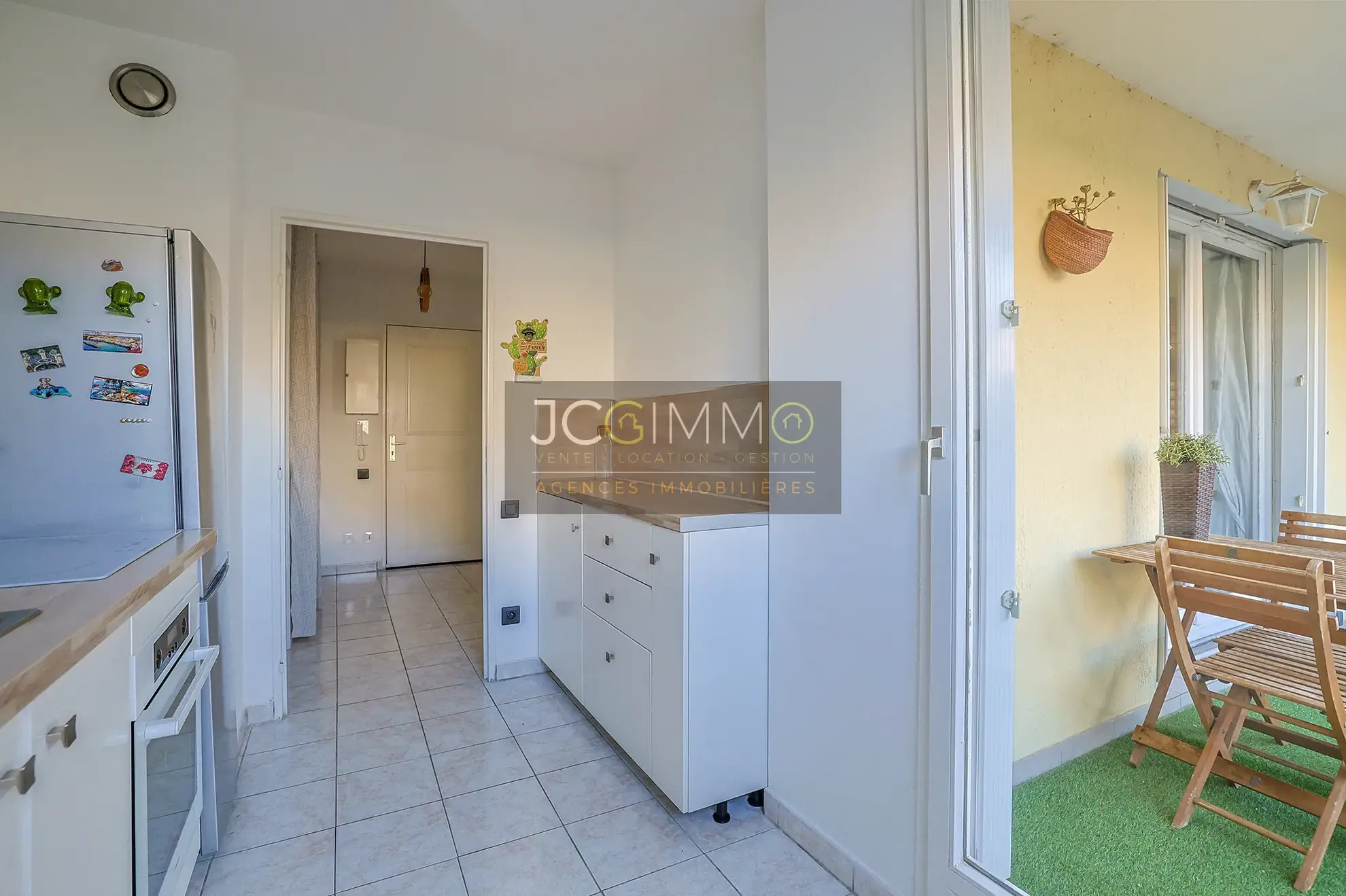 Appartement T2 Rénové à Hyères avec Parking Privatif 