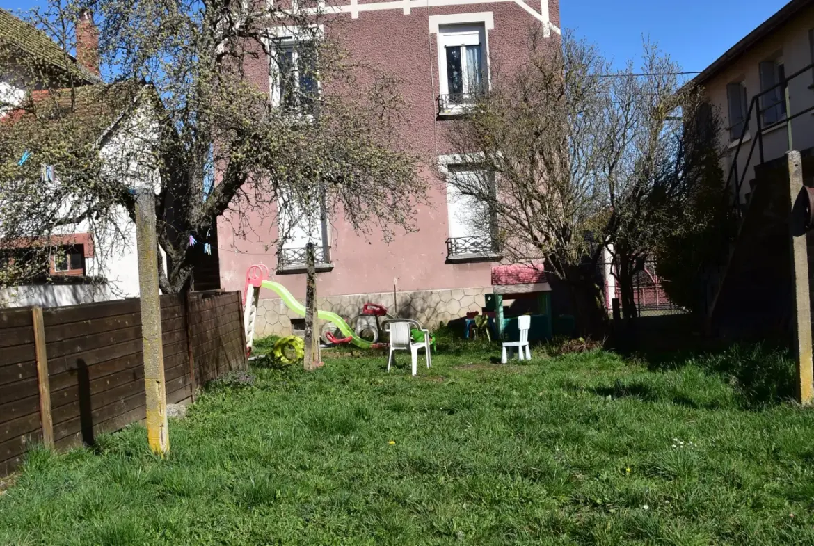 Maison à vendre à Arlanc avec deux appartements et garage 
