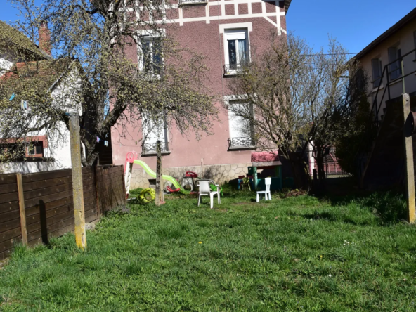 Maison à vendre à Arlanc avec deux appartements et garage 