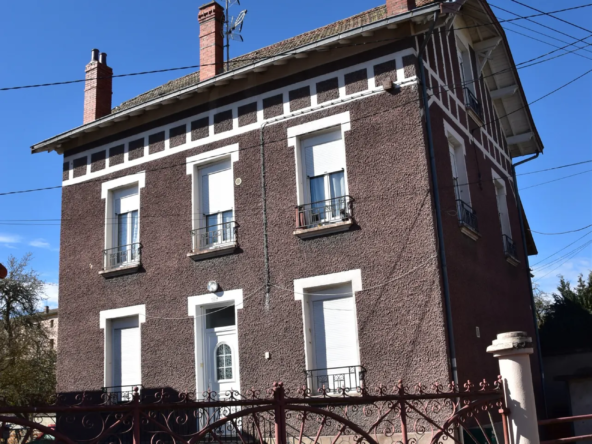 Maison à vendre à Arlanc avec deux appartements et garage 