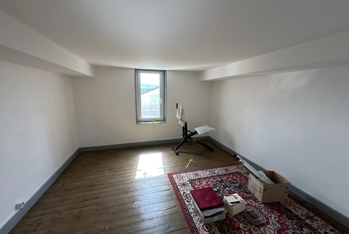 Maison T5 à Lapalisse - Charmante et Spacieuse 