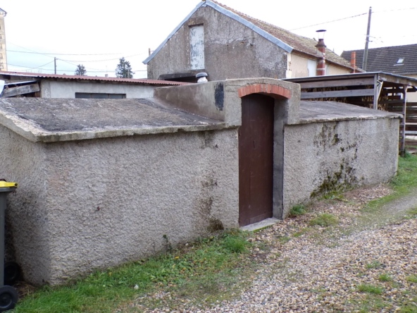 Maison rénovée avec piscine chauffée sur terrain de 1336 m² à Cuffy 