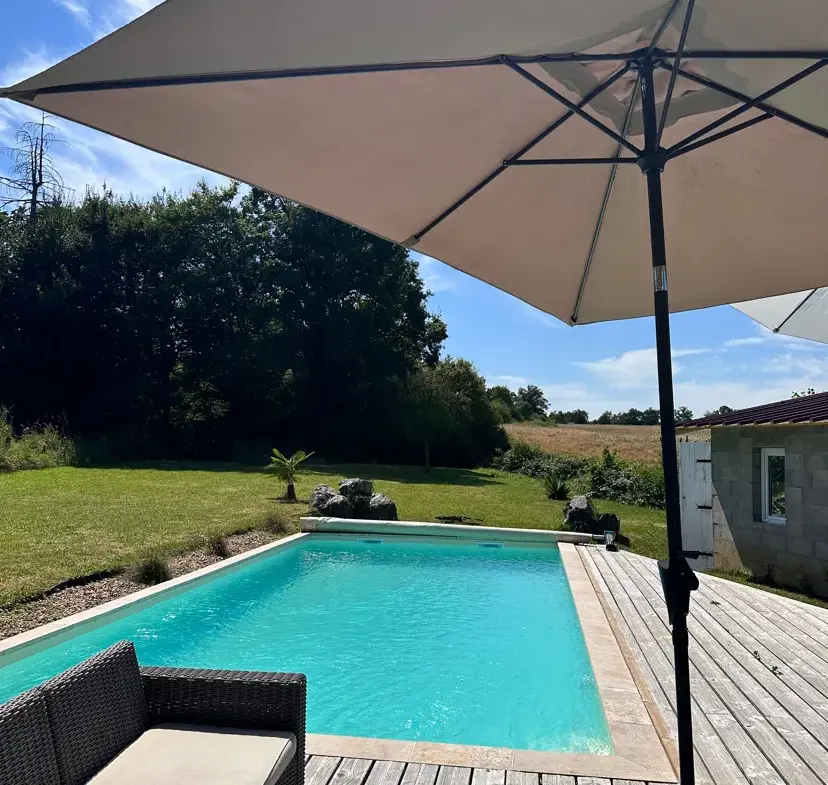 Maison rénovée avec piscine chauffée sur terrain de 1336 m² à Cuffy 